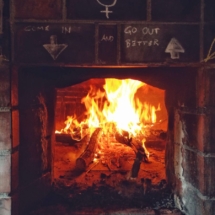 Empezando a encender el fuego dentro del horno