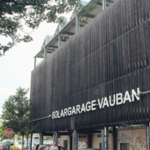 Fachada principal del garaje solar de Vauban, a las afueras del barrio y con placas solares en su tejado