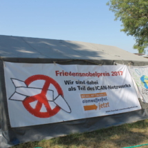 Una pancarta contra el desarme nuclear