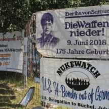 Una de las pancartas es de Nukewatch, organización sin ánimo de lucro que se dedica a la monitorización de las armas nucleares